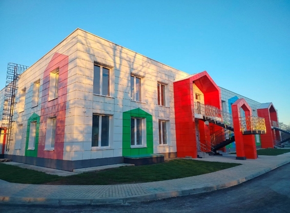 В пгт Вольное завершилось строительство нового двухэтажного современного детского сада, рассчитанного на 150 детей, в том числе ясельного возраста.