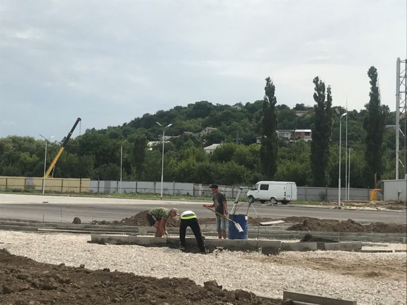 Василий Недзельский проверил ход строительства детского сада и школы в Симферопольском районе